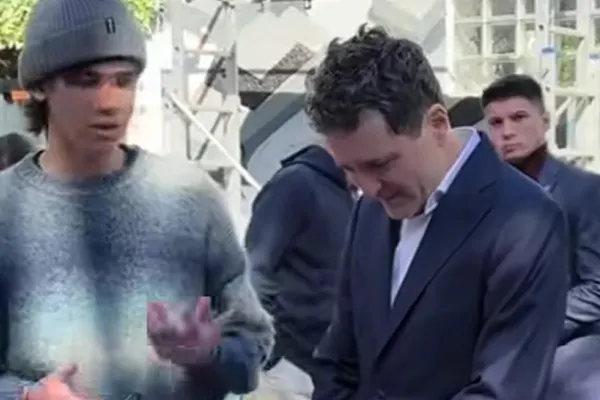 "Străzi Deschise" pentru distracție, uși închise pentru problemele românilor: Nicușor Dan s-a jucat cu un robot și s-a relaxat la atelierul de confecționat păpuși