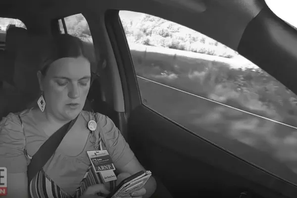 Accident rutier din cauza tehnologiei: o femeie a pierdut controlul mașinii în timp ce scria mesaje pe telefon