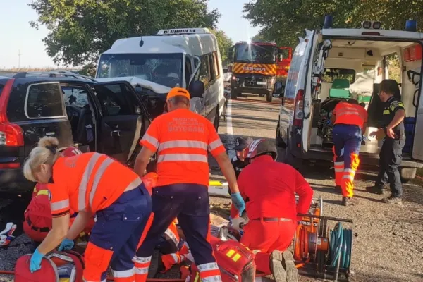 Tragedie rutieră în județul Botoșani. 3 oameni au murit, după un accident între un autocar şi un autoturism. Alte 7 persoane au ajuns la spital