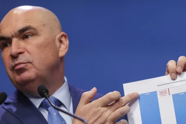 Bolojan anunță concedieri, în timp ce oamenii lui se lăfăie în lux: „10% din administrație ar trebui să plece acasă”