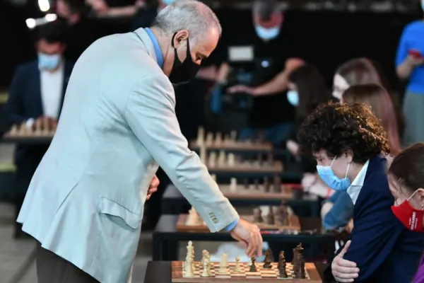 Nicușor Dan, pus la punct de marele campion Garry Kasparov: A-ți arăta frica față de un dictator nu face decât să garanteze rezultatul de care te temi