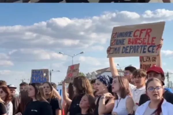 Studenții încep anul universitar cu PROTESTE în stradă și cer să fie ascultați de premierul Bolojan