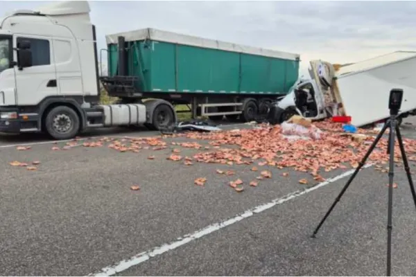 Accident grav în județul Bacău. O persoană a fost rănită în urma impactului dintre un camion și o autoutilitară