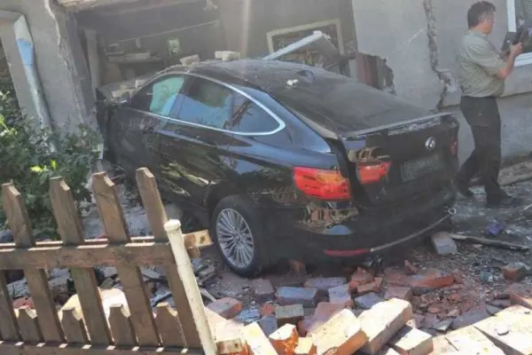 Accident demn de cascadorii râsului în Caraș-Severin. Un tânăr de 18 ani a intrat cu maşina într-o casă