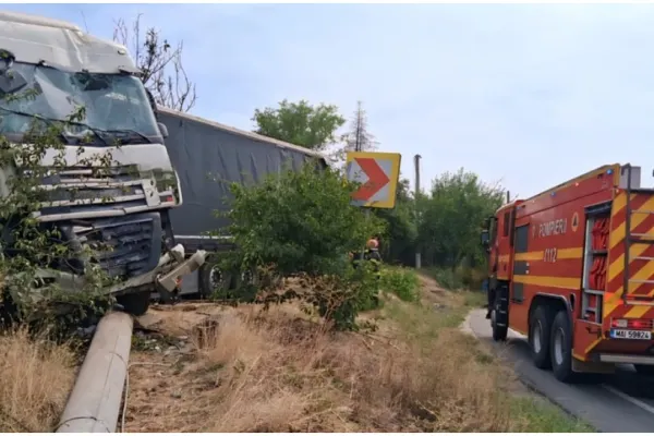 Accident grav în județul Giurgiu. Un TIR încărcat cu fier vechi a derapat şi a pus la pământ un gard, un stâlp şi mai mulţi copac