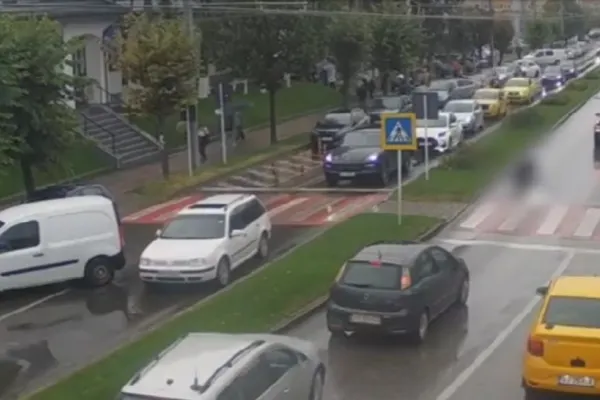 Femeie de 70 de ani, lovită violent pe trecerea de pietoni, în fața unei școli