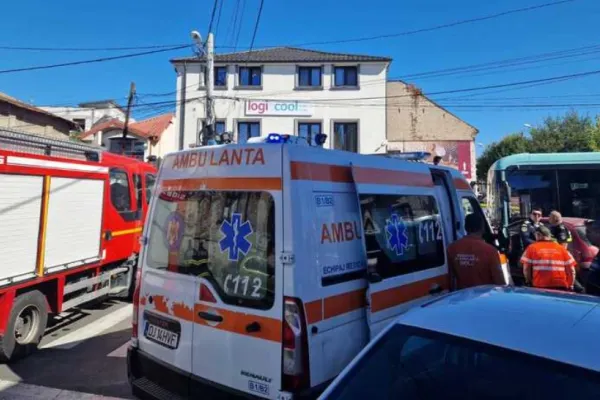 Accident CUMPLIT în Craiova. Un autobuz și o mașină au intrat în coliziune după ce un șofer de 80 de ani nu a acordat prioritate