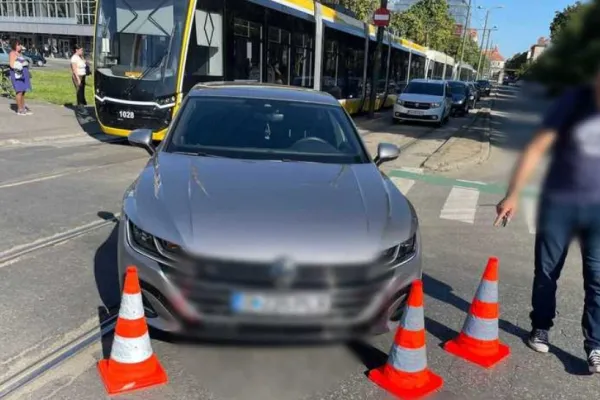 Accident între o mașină și un tramvai. Autoturismul a fost proiectat într-un alt vehicul, iar o șoferiță a fost rănită