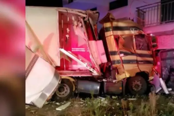 Accident spectaculos în Cluj-Napoca: un TIR a intrat într-un bloc, după ce a avariat două mașini și un stâlp