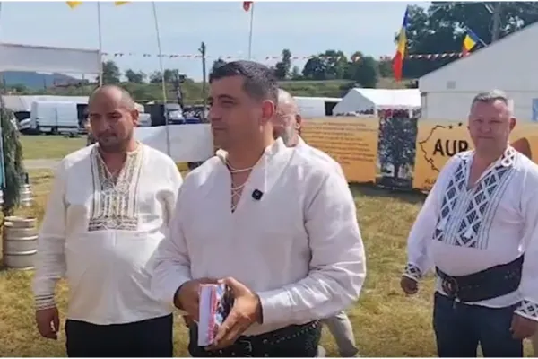 George Simion, în mijlocul românilor înainte de cele 4 moțiuni de dărâmare a Guvernului. Liderul AUR a ajuns la Țebea - VIDEO