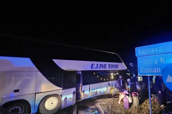 Accident grav în Bacău, în care a fost implicat un autocar. Patru adulți și un copil au fost răniți
