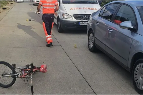 Atenție la noua înșelătorie în trafic prin „metoda accidentul”. Biciclist cu păpușă, pe post de victimă „accidentată”