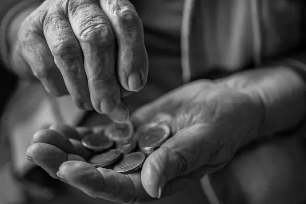 Lovitură grea pentru pensionari: peste 2,3 miliarde de lei le-au fost luați în numai cinci luni prin CASS