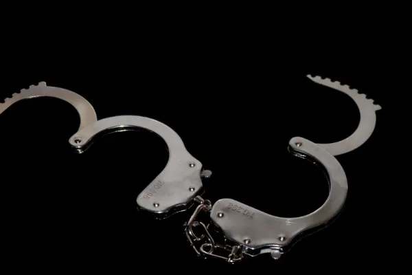 Bărbat arestat după ce și-a terorizat fosta iubită cu amenințări și a încălcat în repetate rânduri ordinul de protecție: „Supune-te la apel, că altfel fac crimă”