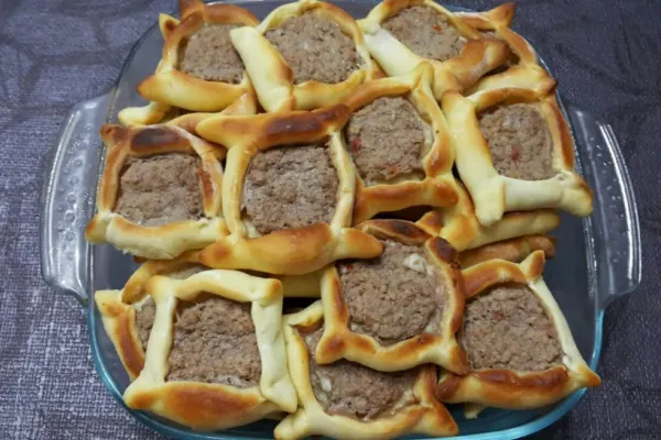 Pizzeti cu carne. Rețeta unui aperitiv din bucătăria italiană, care te va cuceri