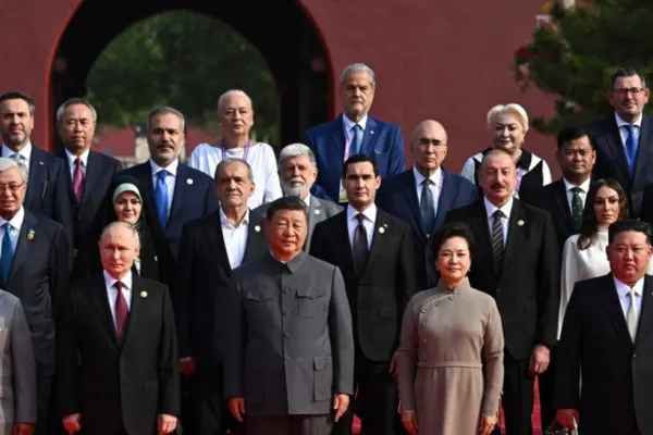 Năstase și Dăncilă au mers în China. Foștii premieri apar în poză cu Vladimir Putin și Kim Jong Un. Ce mesaj a transmis ministra rezist de Externe?