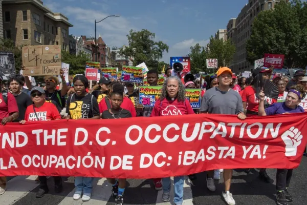 Proteste masive anti-Trump în Washington. Oamenii sunt revoltați față de trimiterea trupelor în capitala SUA