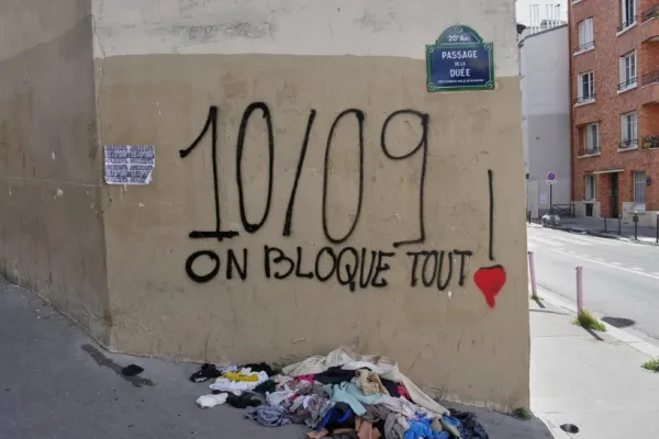 „Blocăm totul”. Francezii amenință cu haos național după prăbușirea guvernului. Fotoliul lui Macron se clatină