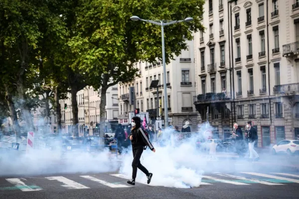 Franța, paralizată de proteste: Macron este presat să demisioneze. Mobilizare de amploare a forțelor de ordine: zeci de persoane au fost reținute - LIVE TEXT/VIDEO