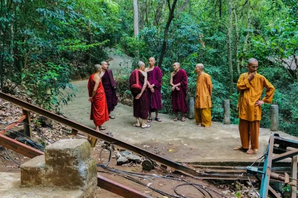 Un român care s-a făcut călugăr budist a murit într-un accident de funicular în Sri Lanka, alături de alți șase călugări