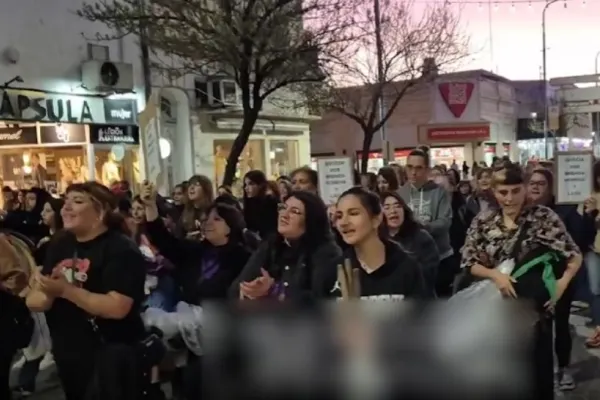 Proteste masive după ce trei femei au fost ucise live pe TiktTok