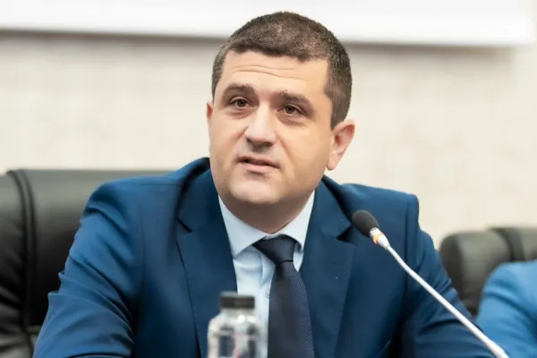 Scandalul „Spartanul blocat la Paris”. Ministrul MApN, Radu Miruță, explicații halucinante și atac la adresa jurnalistei Realitatea Plus în conferința de presă – VIDEO