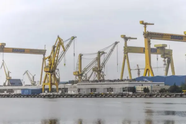 Angajații de la șantierul naval Damen Mangalia protestează în fața Ministerului Economiei
