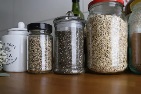 30 de alimente care nu expiră niciodată – cum să-ți faci cămara de urgență