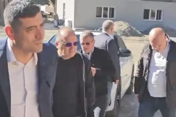 George Simion a revenit în mijlocul oamenilor din Broșteni. Liderul AUR verifică stadiul lucrărilor din satul distrus de inundații