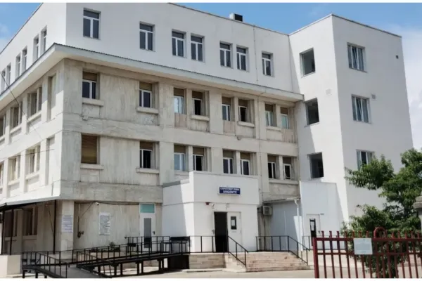 Caz șocant la Spitalul din Târgu Cărbuneşti. O tânără a mers să nască cu documentele unei rude. Polițiștii au intrat pe fir