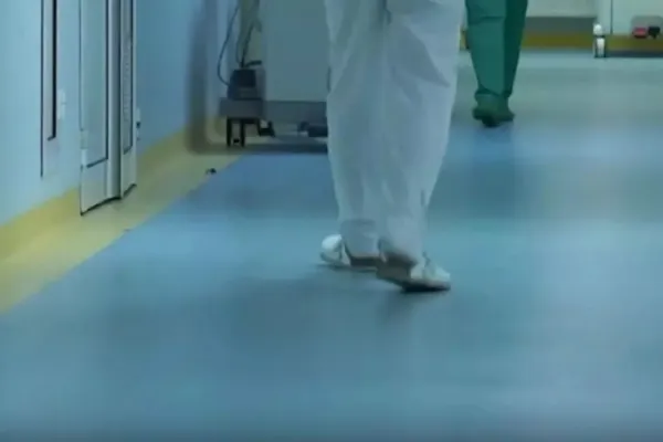 Guvernul Bolojan vrea să le taie salariile cu 10% angajaților din Sănătate. Sindicaliștii anunță grevă generală și proteste în toată țara din cauza măsurilor draconice