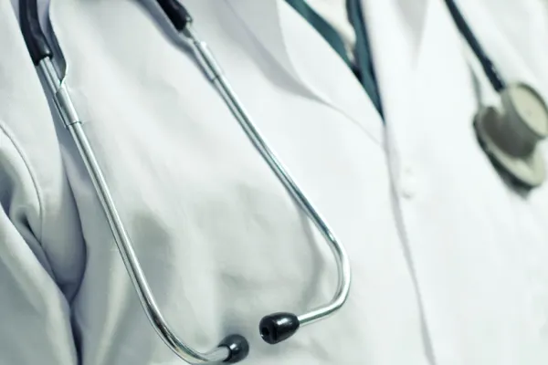 Franța, destinația de aur pentru medicii de familie români: prime de zeci de mii de euro și locuințe gratuite