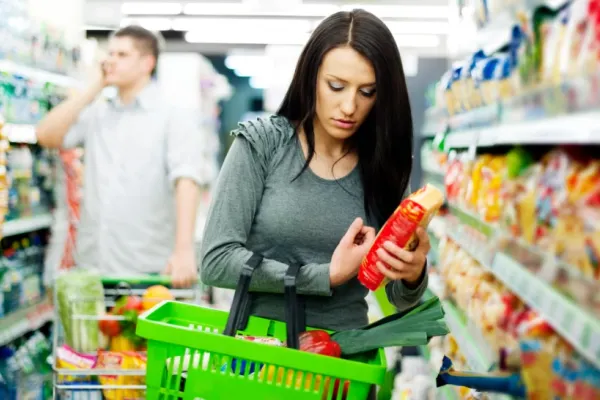Alimentele din coșul zilnic s-au scumpit în august peste creșterea TVA, avertizează Consiliul Concurenței. Lista produselor care au înregistrat creșteri de prețuri