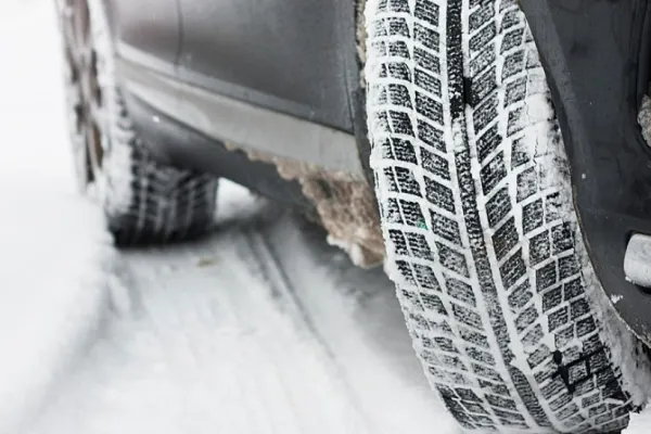 De ce anvelopele All Season nu sunt bune pe zăpadă. Titi Aur: „E ca și cum ai purta o geacă subțire tot anul”