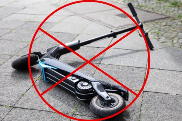 Doi adolescenți care circulau cu o trotinetă electrică în Bistriţa, accidentaţi de un șofer cu permsiul suspendat