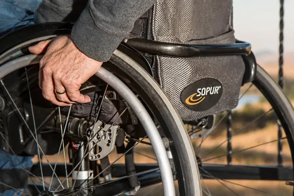 Oamenii cu handicap sunt disperați. Guvernul le taie indemnizațiile