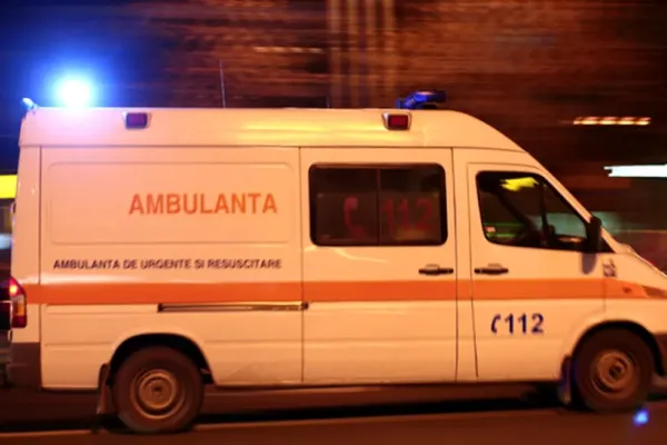 Accident în Hunedoara: o ambulanță cu pacient, lovită de o mașină care a întors brusc pe șosea