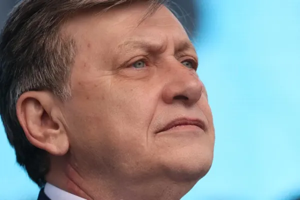 Crin Antonescu desființează gașca reziștilor de la Putere: Nicușor Dan nu are nicio strategie pe plan extern, Oana Gheorghiu n-are niciun fel de competență