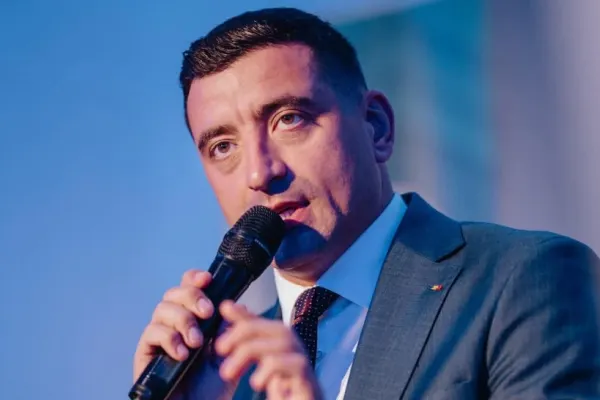 George Simion, mesaj pentru români: ”Unii vorbesc de criză, la București se improvizează gaura în covrig”
