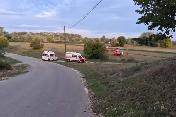 Accident grav cu trei mașini implicate: cinci persoane rănite, printre care două adolescente