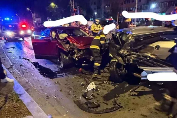 Accident TERIFIANT în Rahova: trei mașini implicate. Șoferița vinovată a fugit de la locul faptei