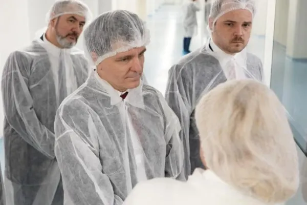 Președintele României, așa cum nimeni nu l-a mai văzut până acum: cu bonețică în cap. Cu ce ocazie a recurs Nicușor Dan la acest echipament