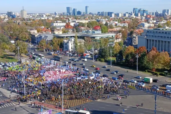 Protest uriaș în fața Guvernului: sindicatele și-au cerut drepturile, Bolojan are în plan noi tăieri și înghețări salariale- LIVE TEXT/VIDEO
