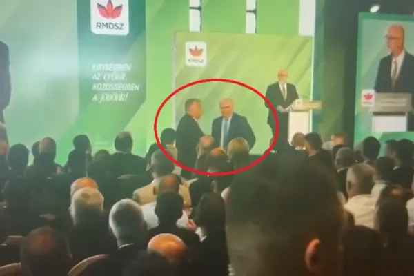 Gest controversat! Liderul ungar l-a ridicat de pe scaun pe Bolojan ca să aplaude discursul lui Kelemen Hunor - VIDEO