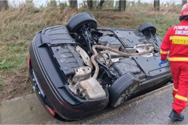 Accident grav în județul Vaslui. Doi copii au fost răniți, după ce autoturismul în care se aflau s-a răsturnat într-un șanț