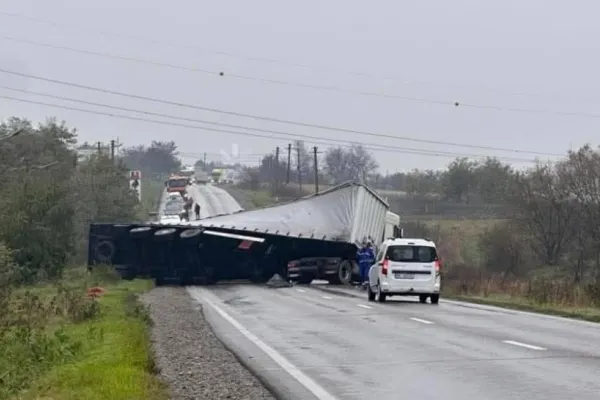 Accident cumplit în județul Iași. Un camion s-a răsturnat peste o mașină: doi oameni au murit. UPDATE: una dintre victime era un politician local - VIDEO
