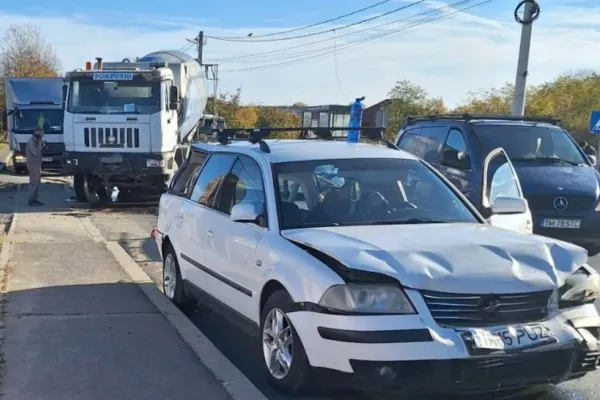 Accident grav, în Timiș: două mașini și o betonieră implicate - o victimă