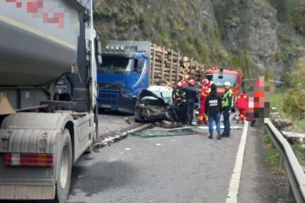 Accident grav pe DN 15, în Mureș: o persoană transportată cu elicopterul SMURD la spital după impactul dintre un autoturism și un TIR