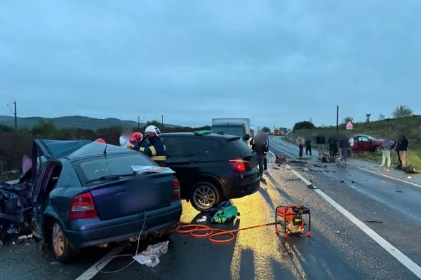 Accident deosebit de grav pe o șosea din județul Cluj. Un bărbat a murit pe loc, alte 6 persoane, inclusiv minori, au fost transportate la spital - VIDEO