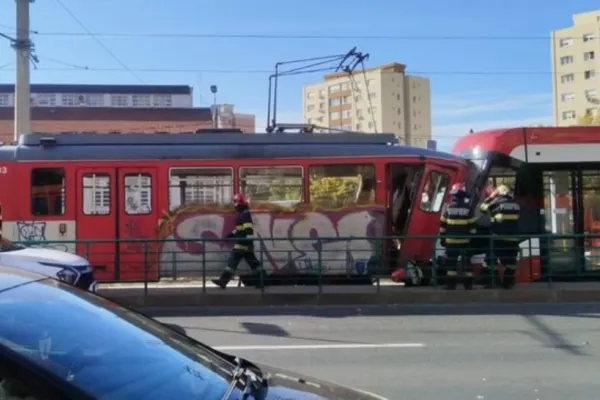 Accident între două tramvaie, pe Calea Aurel Vlaicu, din Arad: 7 răniți